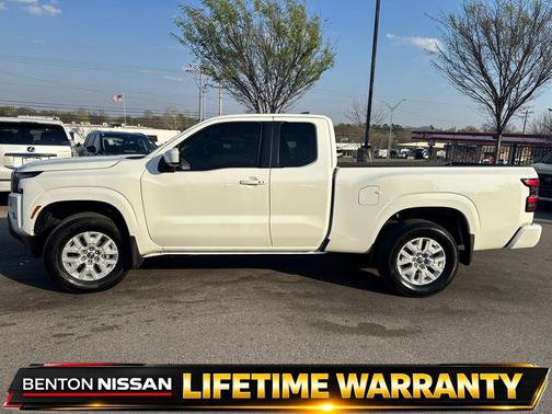 Glacier White 2024 Nissan Frontier SV