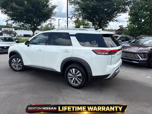Pearl White Tricoat 2023 Nissan Pathfinder SL FWD