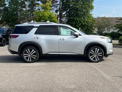 2025 Nissan Pathfinder Platinum FWD