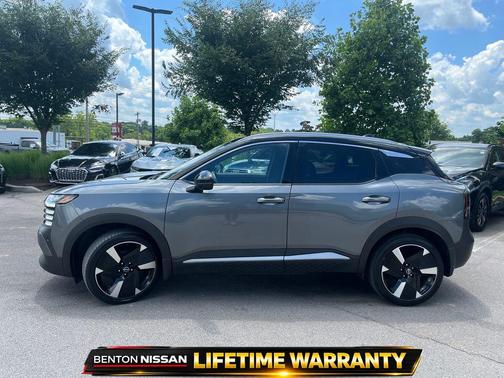 Gun Metallic/Super Black 2025 Nissan Kicks SR