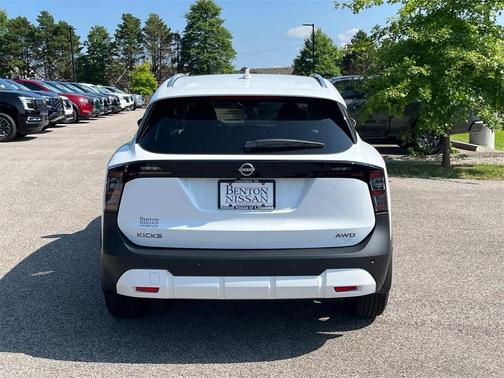 2025 Nissan Kicks SV