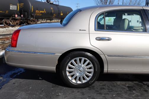 2003 Lincoln Town Car Executive