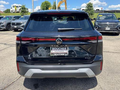 Deep Black Pearl 2026 Volkswagen Tiguan 2.0T SE 4MOTION