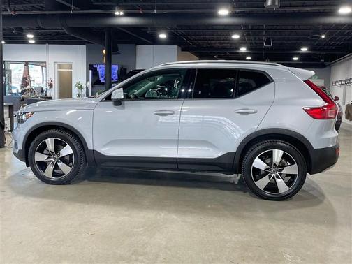 2021 Volvo XC40 T5 Momentum