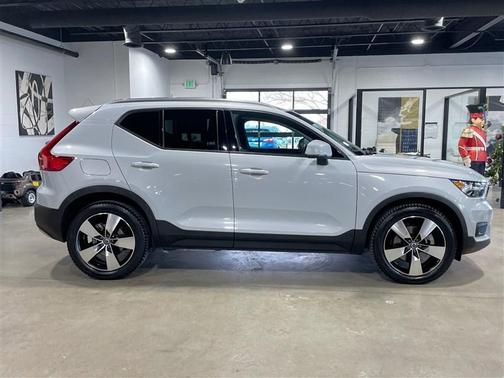 2021 Volvo XC40 T5 Momentum
