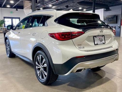 2017 INFINITI QX30 Premium