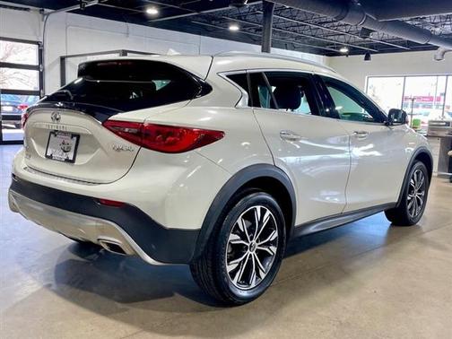 2017 INFINITI QX30 Premium