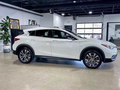 2017 INFINITI QX30 Premium