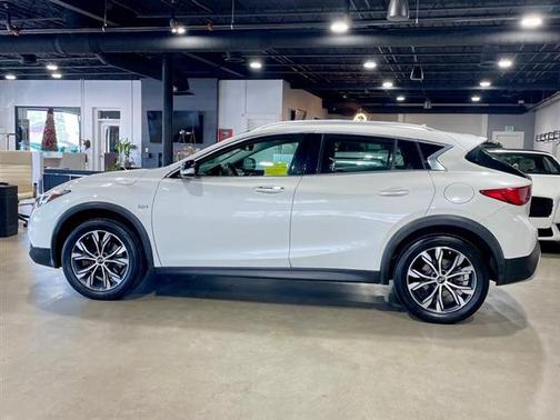 2017 INFINITI QX30 Premium