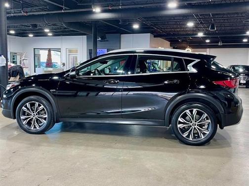 2017 INFINITI QX30 Premium