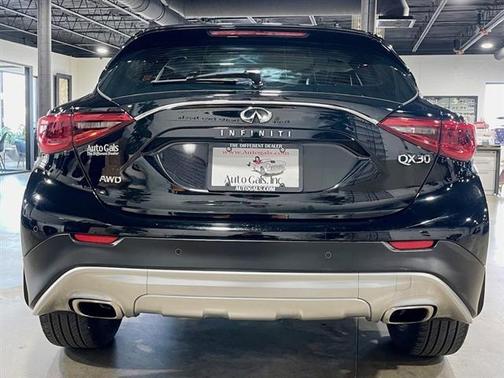 2017 INFINITI QX30 Premium