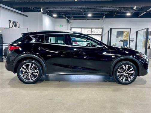 2017 INFINITI QX30 Premium