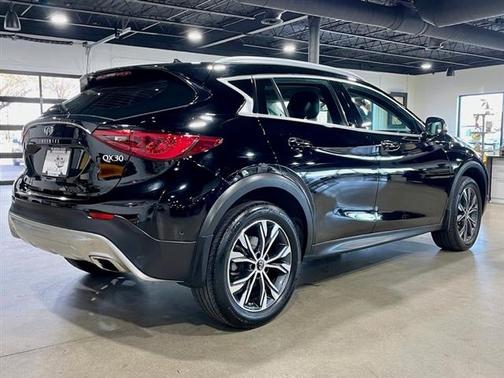 2017 INFINITI QX30 Premium