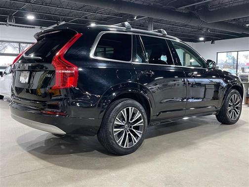 2022 Volvo XC90 T6 Momentum