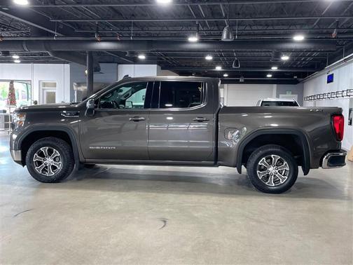 Deep Mahogany Metallic 2020 GMC Sierra 1500 SLE