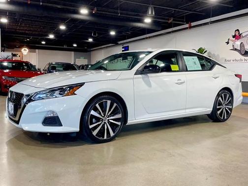 2022 Nissan Altima SR FWD