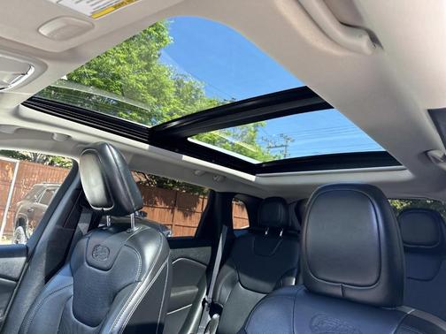 Bright White Clearcoat 2016 Jeep Cherokee Overland