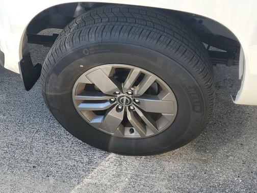 Glacier White 2025 Nissan Frontier SV
