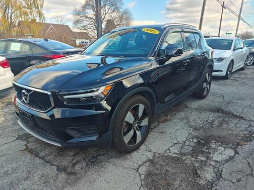 2019 Volvo XC40 T5 Momentum