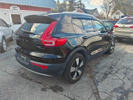 2019 Volvo XC40 T5 Momentum