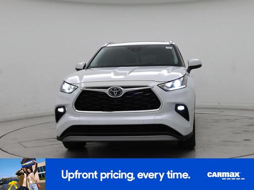 White 2022 Toyota Highlander Platinum