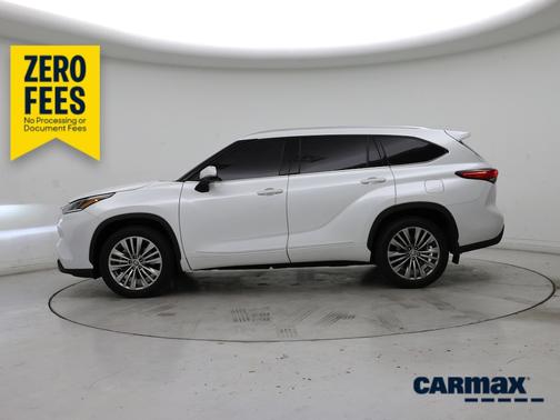White 2022 Toyota Highlander Platinum