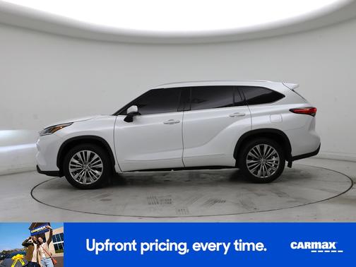 White 2022 Toyota Highlander Platinum
