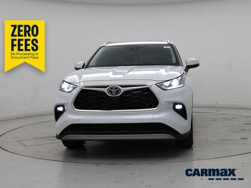 White 2022 Toyota Highlander Platinum