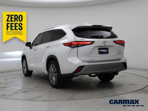 White 2022 Toyota Highlander Platinum