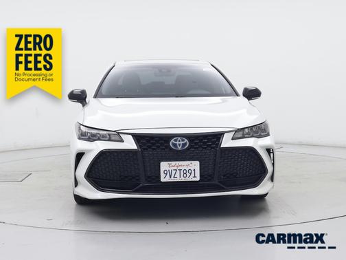 White 2019 Toyota Avalon Hybrid XSE