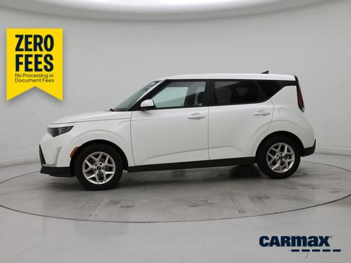 White 2023 Kia Soul LX