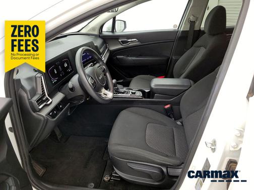 White 2023 Kia Sportage LX
