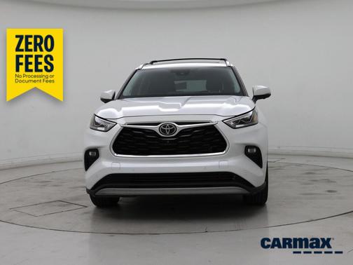 White 2023 Toyota Highlander Platinum
