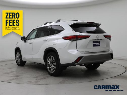 White 2023 Toyota Highlander Platinum