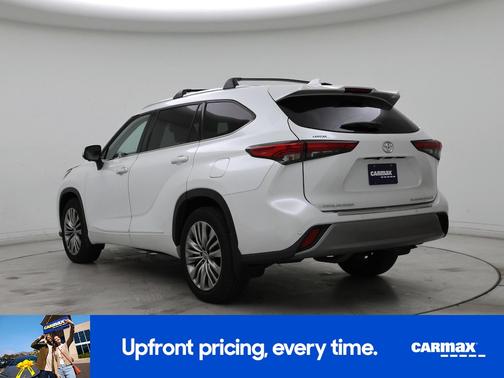 White 2023 Toyota Highlander Platinum