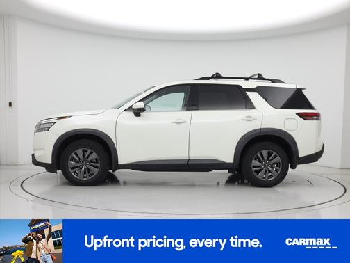 White 2023 Nissan Pathfinder SV