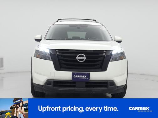 White 2023 Nissan Pathfinder SV