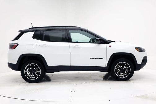 Bright White Clearcoat 2025 Jeep Compass Trailhawk