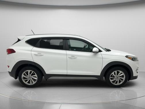 Dazzling White 2017 Hyundai TUCSON SE