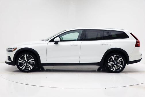 2025 Volvo V60 Cross Country Plus, B5 AWD Gas (mild hybrid)