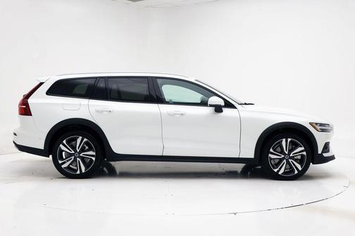 2025 Volvo V60 Cross Country Plus, B5 AWD Gas (mild hybrid)