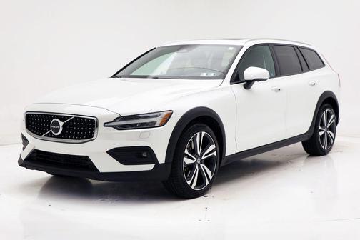 2025 Volvo V60 Cross Country Plus, B5 AWD Gas (mild hybrid)