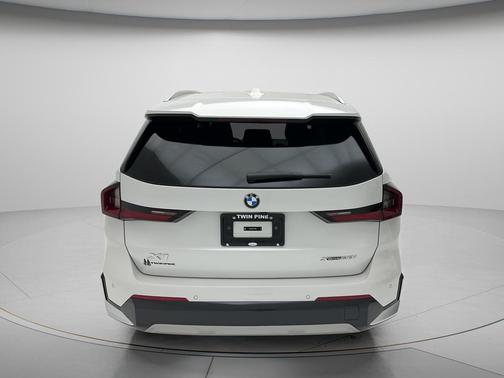 Mineral White Metallic 2026 BMW X1 xDrive28i