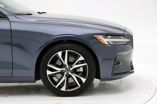 2024 Volvo S60 B5 Core Dark Theme