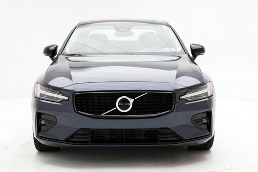 2024 Volvo S60 B5 Core Dark Theme