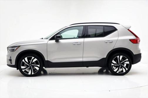 2025 Volvo XC40 B5 Plus Dark Theme