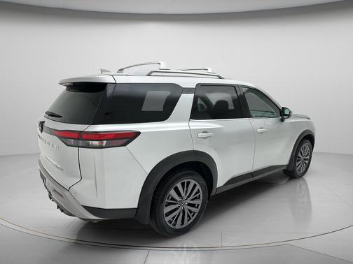 Brilliant Silver Metallic 2024 Nissan Pathfinder SL 4WD
