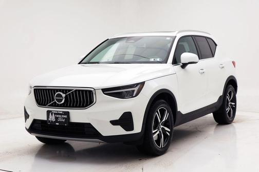 2025 Volvo XC40 B5 Core Bright Theme