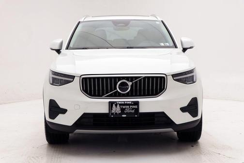 2025 Volvo XC40 B5 Core Bright Theme