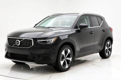 Onyx Black Metallic 2025 Volvo XC40 B5 Core Bright Theme